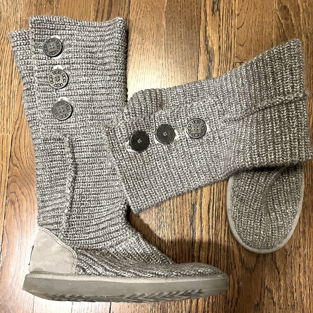 Gray sweater Uggs